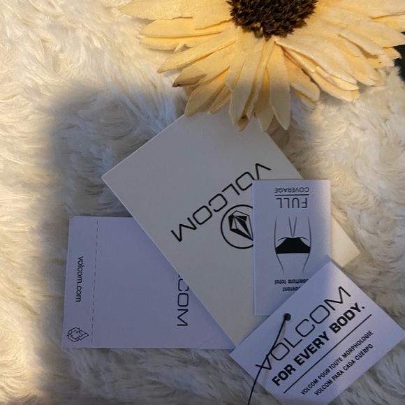 Beautiful women’s VOLCOM bikini bottom only - Picture 3 of 6